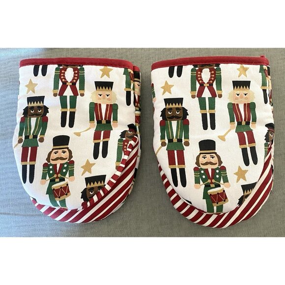Pair Ritz Christmas Toy Soldiers Candy Cane Stripes With Silicone Oven Mitts - Picture 1 of 6